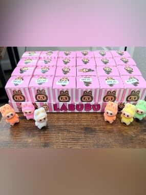 (1) LABUBU Blind Box mini keychain Figure